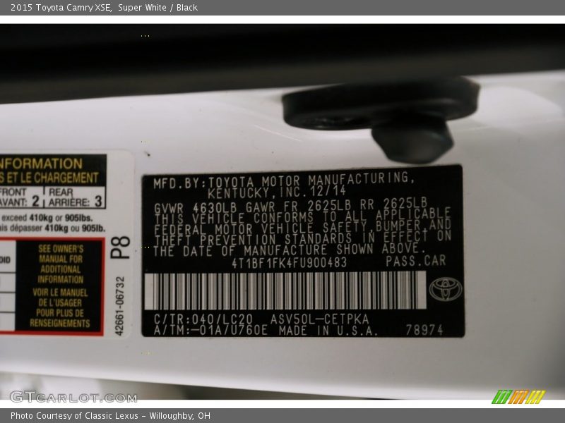 Super White / Black 2015 Toyota Camry XSE