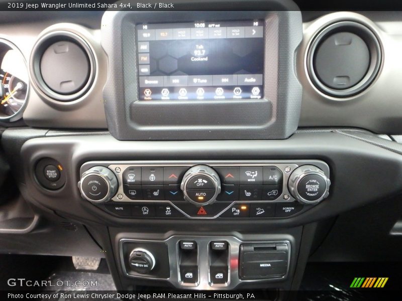 Black / Black 2019 Jeep Wrangler Unlimited Sahara 4x4