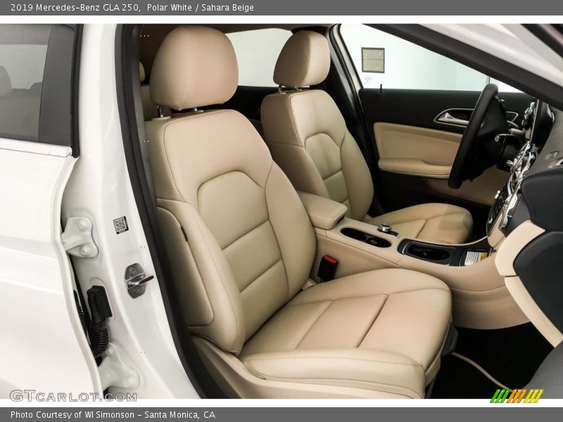 Polar White / Sahara Beige 2019 Mercedes-Benz GLA 250