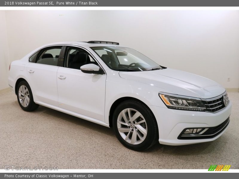 Pure White / Titan Black 2018 Volkswagen Passat SE