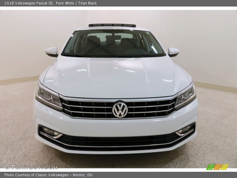 Pure White / Titan Black 2018 Volkswagen Passat SE