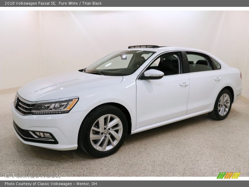 Pure White / Titan Black 2018 Volkswagen Passat SE