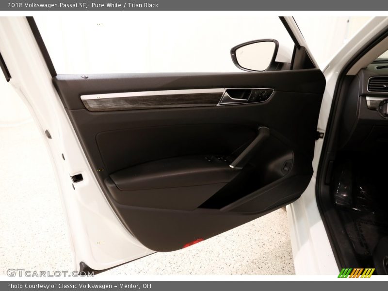 Pure White / Titan Black 2018 Volkswagen Passat SE
