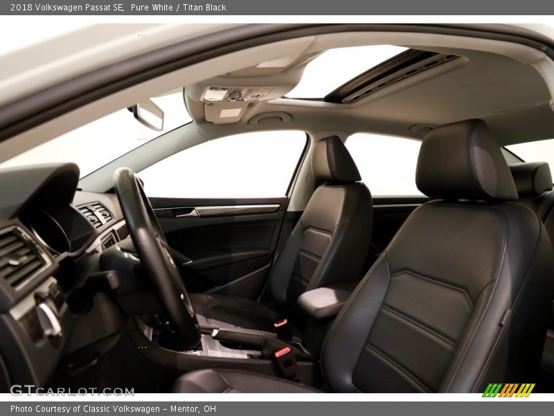 Pure White / Titan Black 2018 Volkswagen Passat SE