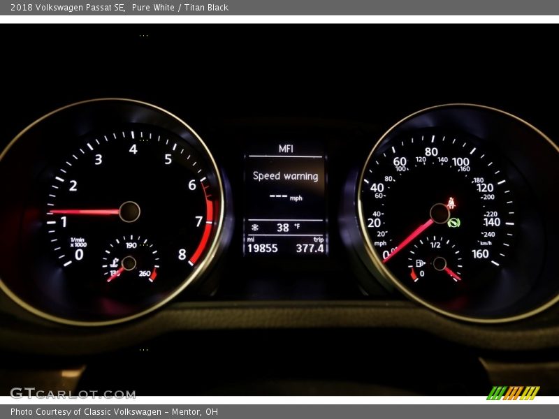 Pure White / Titan Black 2018 Volkswagen Passat SE
