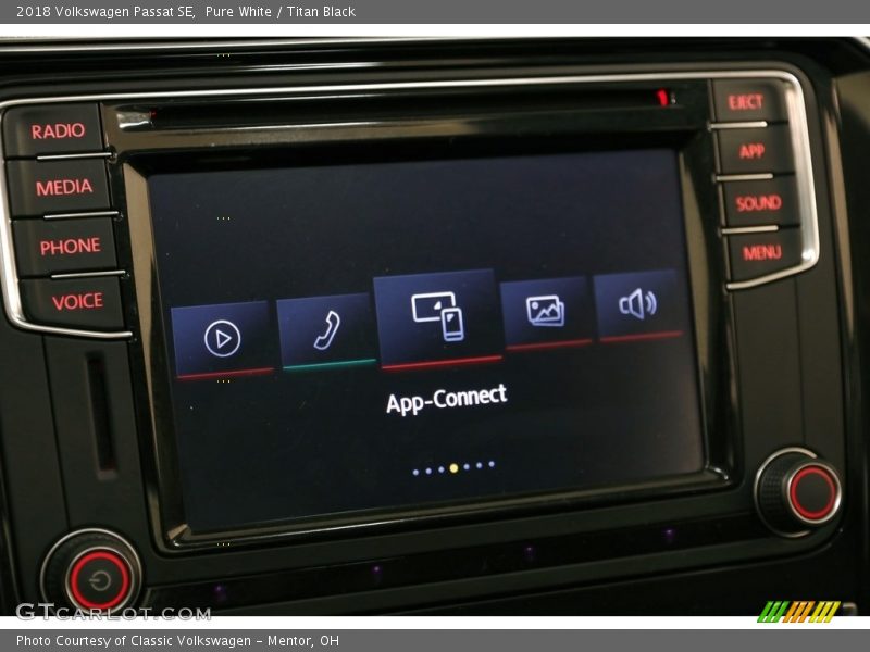Pure White / Titan Black 2018 Volkswagen Passat SE