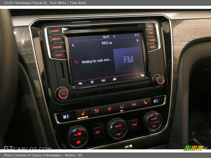 Pure White / Titan Black 2018 Volkswagen Passat SE