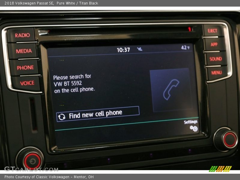 Pure White / Titan Black 2018 Volkswagen Passat SE
