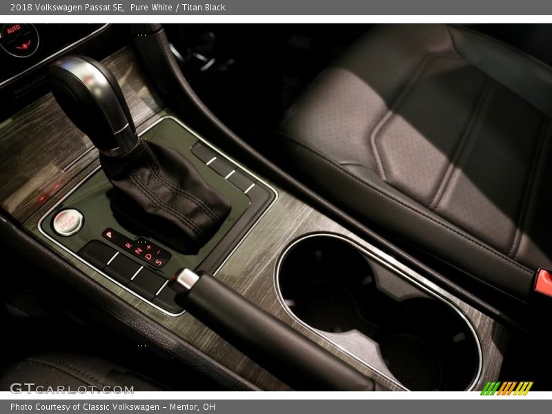 Pure White / Titan Black 2018 Volkswagen Passat SE