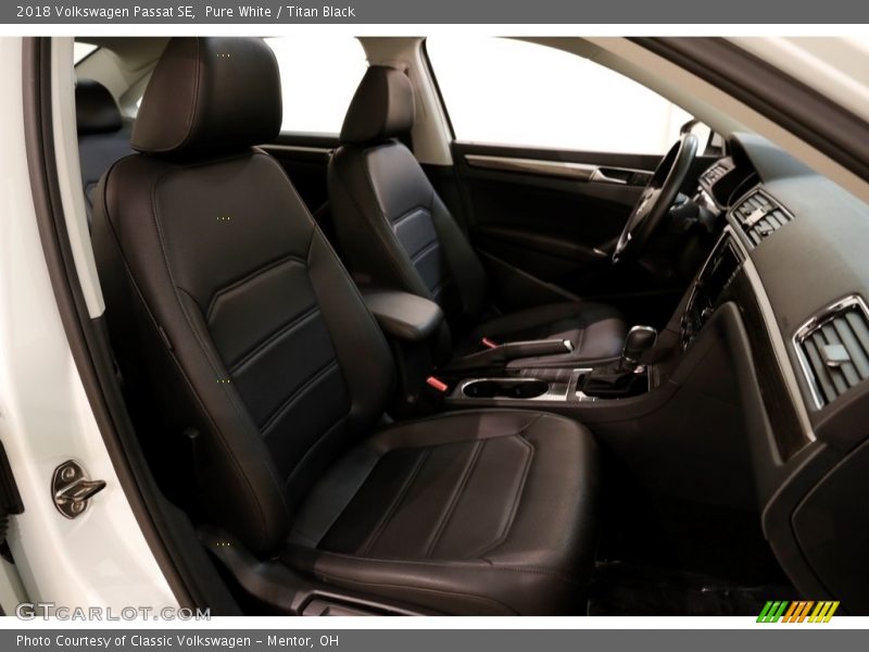 Pure White / Titan Black 2018 Volkswagen Passat SE