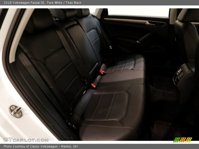 Pure White / Titan Black 2018 Volkswagen Passat SE