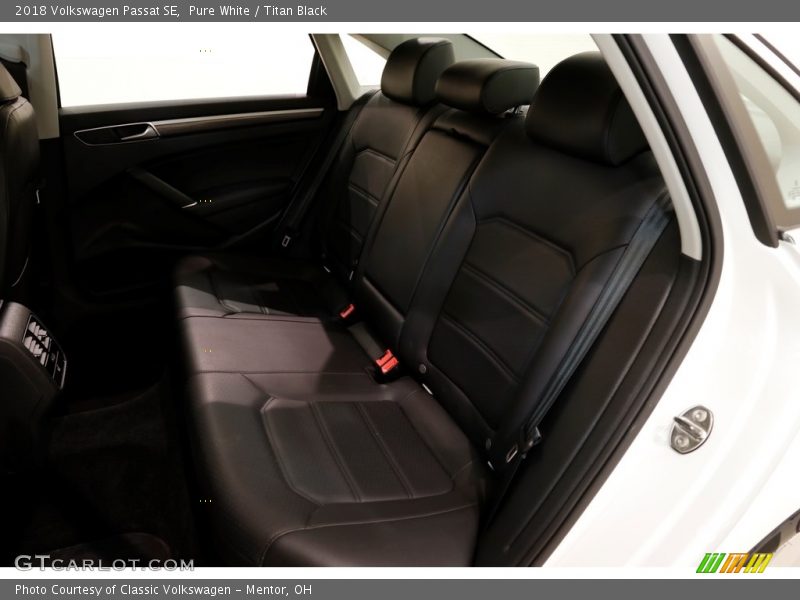 Pure White / Titan Black 2018 Volkswagen Passat SE
