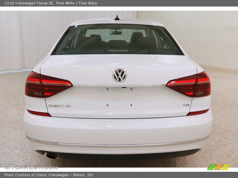 Pure White / Titan Black 2018 Volkswagen Passat SE