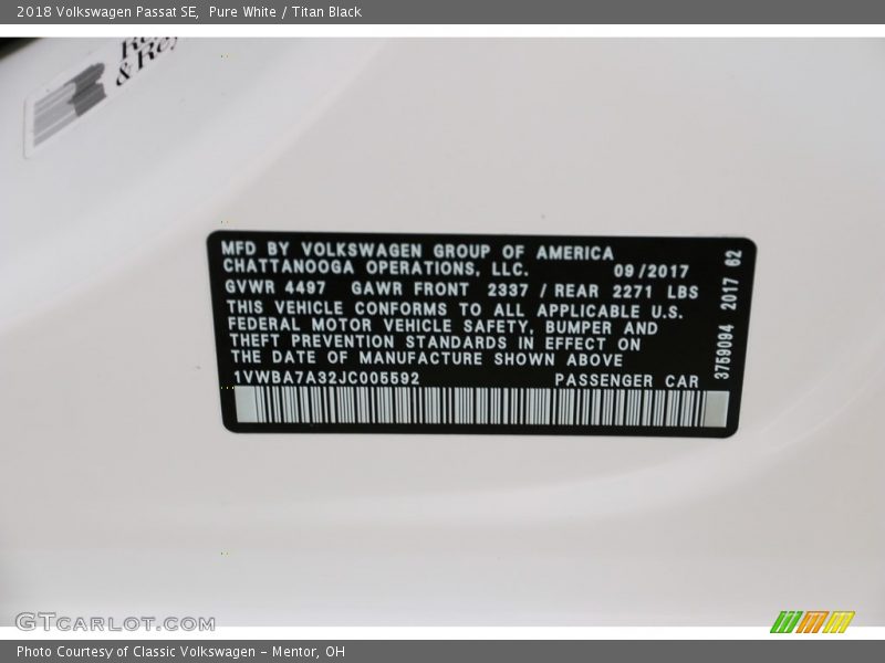 Pure White / Titan Black 2018 Volkswagen Passat SE