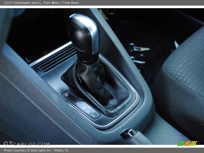 Pure White / Titan Black 2016 Volkswagen Jetta S