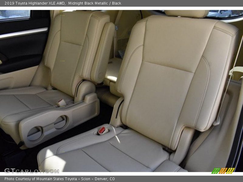 Midnight Black Metallic / Black 2019 Toyota Highlander XLE AWD