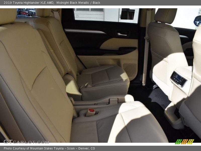 Midnight Black Metallic / Black 2019 Toyota Highlander XLE AWD