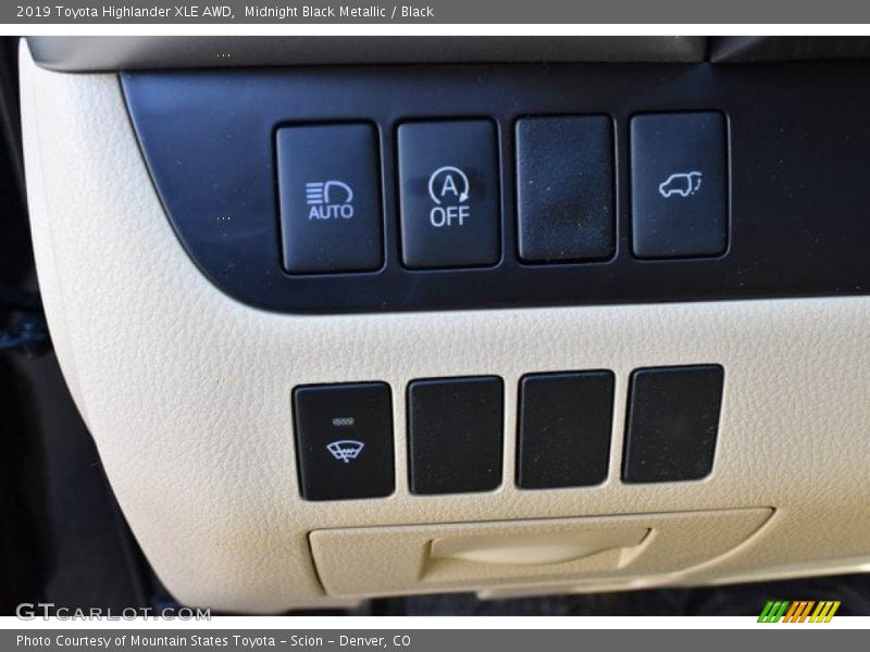 Midnight Black Metallic / Black 2019 Toyota Highlander XLE AWD