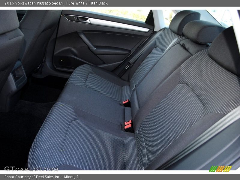 Pure White / Titan Black 2016 Volkswagen Passat S Sedan
