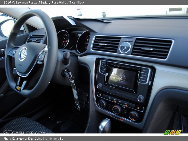 Pure White / Titan Black 2016 Volkswagen Passat S Sedan