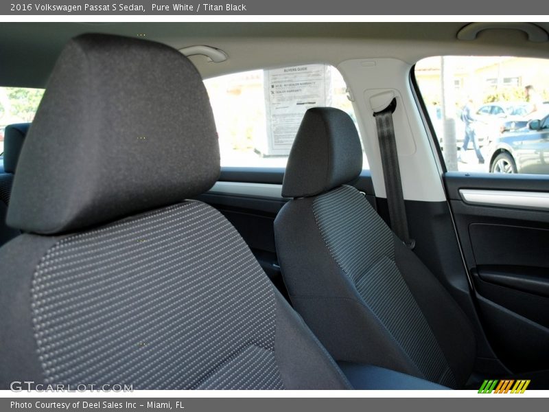 Pure White / Titan Black 2016 Volkswagen Passat S Sedan