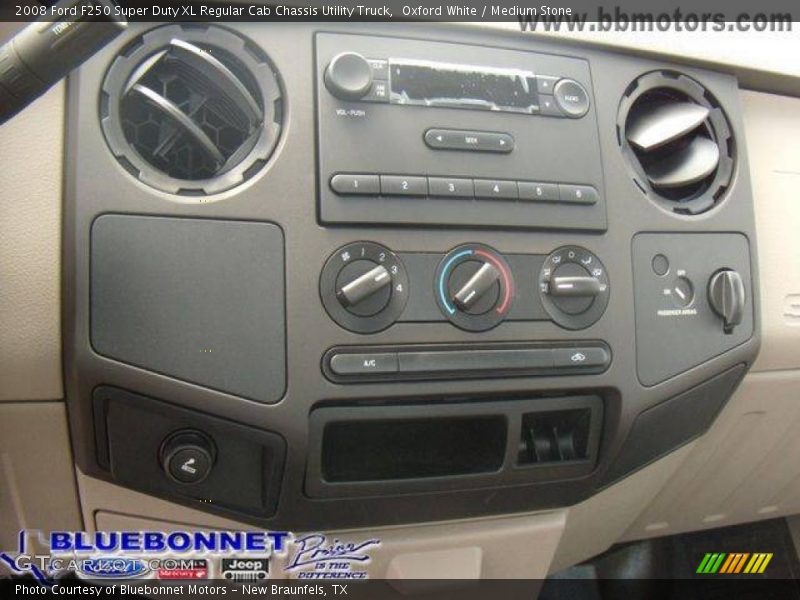 Oxford White / Medium Stone 2008 Ford F250 Super Duty XL Regular Cab Chassis Utility Truck