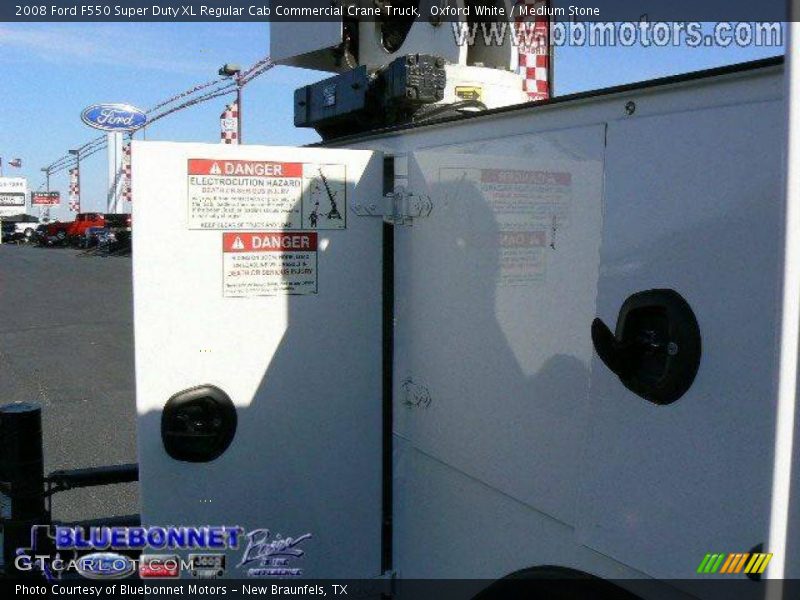 Oxford White / Medium Stone 2008 Ford F550 Super Duty XL Regular Cab Commercial Crane Truck