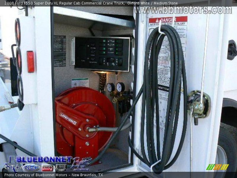 Oxford White / Medium Stone 2008 Ford F550 Super Duty XL Regular Cab Commercial Crane Truck