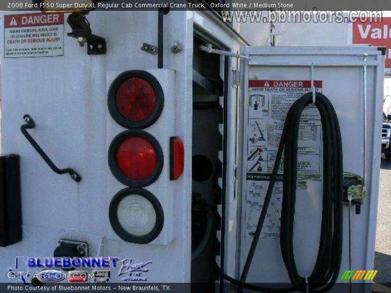 Oxford White / Medium Stone 2008 Ford F550 Super Duty XL Regular Cab Commercial Crane Truck