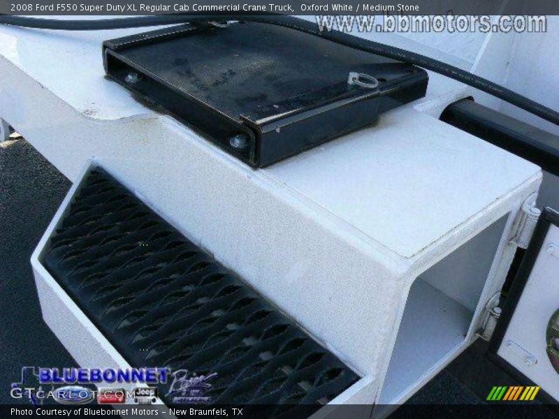 Oxford White / Medium Stone 2008 Ford F550 Super Duty XL Regular Cab Commercial Crane Truck