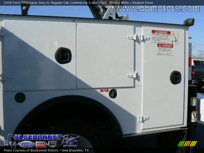 Oxford White / Medium Stone 2008 Ford F550 Super Duty XL Regular Cab Commercial Crane Truck