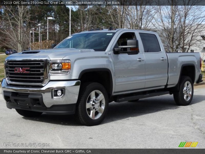 Front 3/4 View of 2019 Sierra 2500HD SLE Crew Cab 4WD