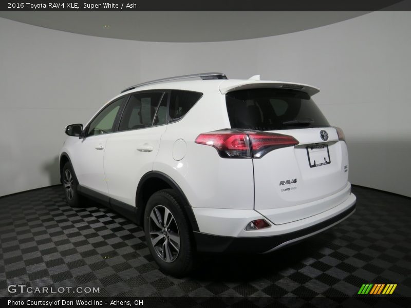 Super White / Ash 2016 Toyota RAV4 XLE