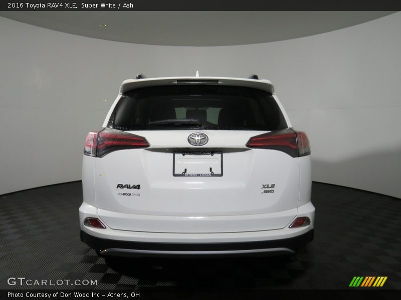 Super White / Ash 2016 Toyota RAV4 XLE
