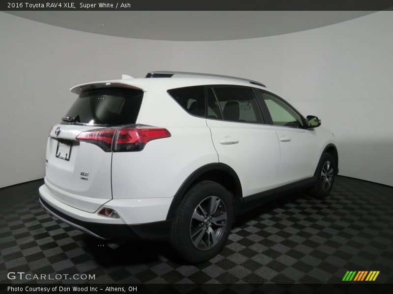 Super White / Ash 2016 Toyota RAV4 XLE