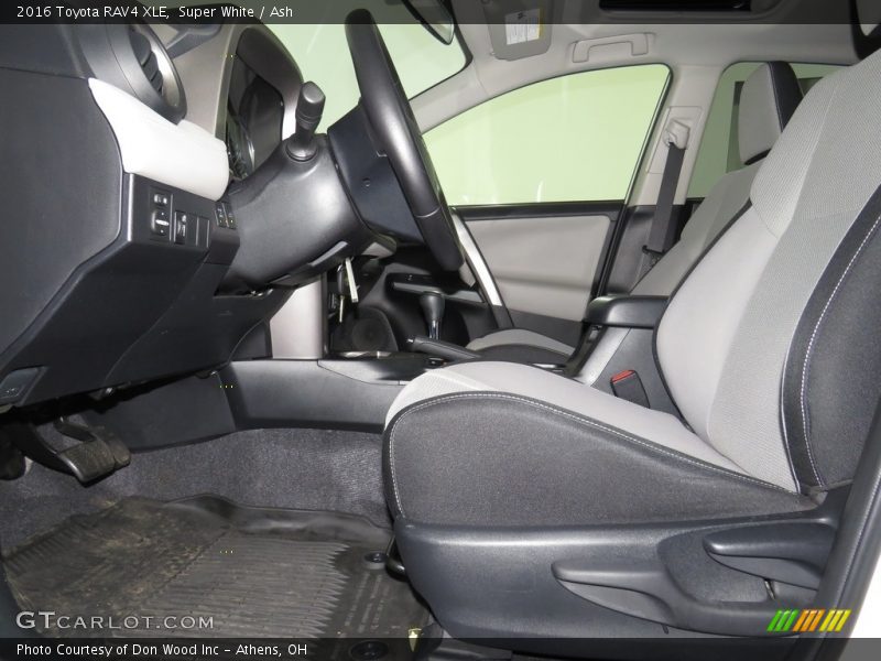 Super White / Ash 2016 Toyota RAV4 XLE