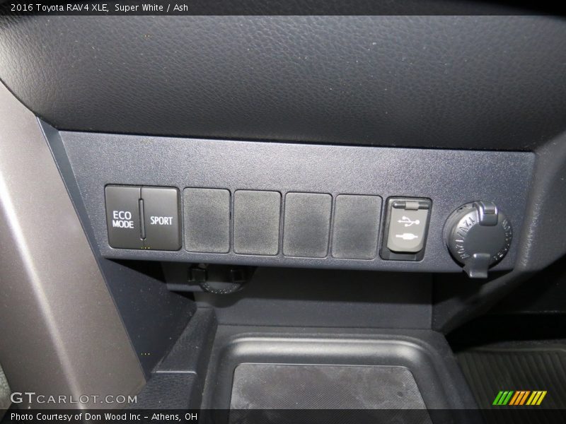 Super White / Ash 2016 Toyota RAV4 XLE