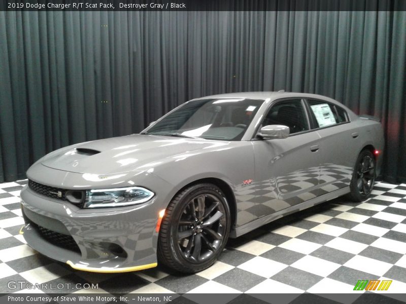 Front 3/4 View of 2019 Charger R/T Scat Pack