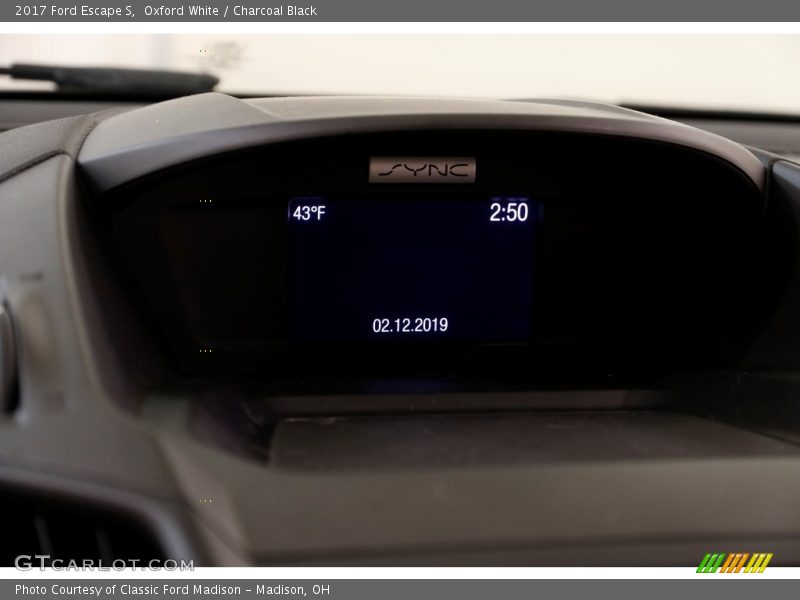 Oxford White / Charcoal Black 2017 Ford Escape S