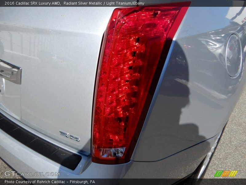 Radiant Silver Metallic / Light Titanium/Ebony 2016 Cadillac SRX Luxury AWD