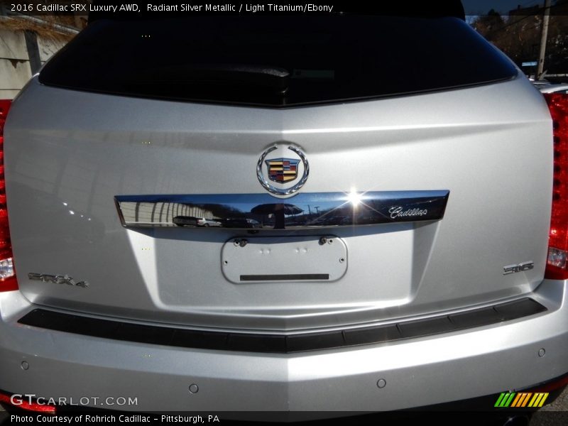 Radiant Silver Metallic / Light Titanium/Ebony 2016 Cadillac SRX Luxury AWD