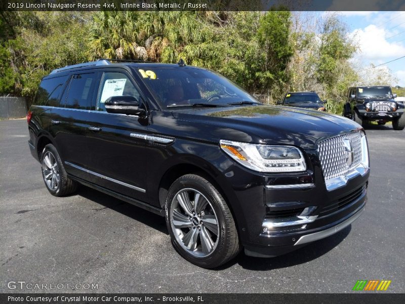 Front 3/4 View of 2019 Navigator Reserve 4x4