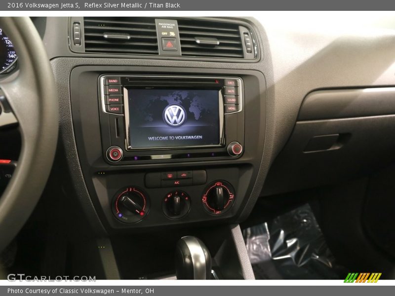 Reflex Silver Metallic / Titan Black 2016 Volkswagen Jetta S