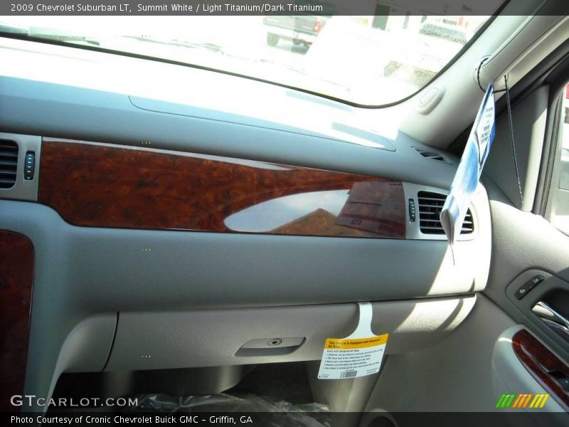 Summit White / Light Titanium/Dark Titanium 2009 Chevrolet Suburban LT