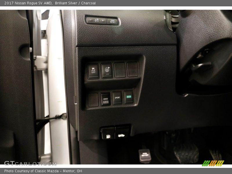 Brilliant Silver / Charcoal 2017 Nissan Rogue SV AWD