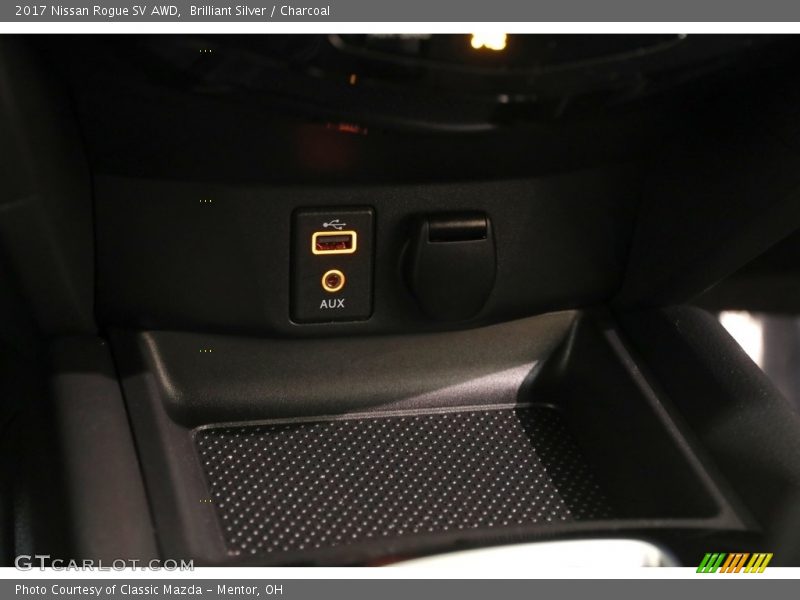 Brilliant Silver / Charcoal 2017 Nissan Rogue SV AWD