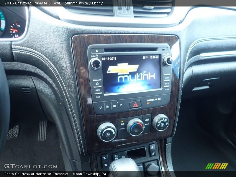 Summit White / Ebony 2016 Chevrolet Traverse LT AWD