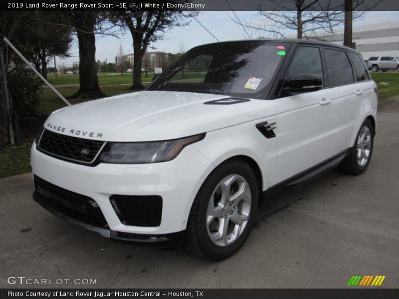 Front 3/4 View of 2019 Range Rover Sport HSE