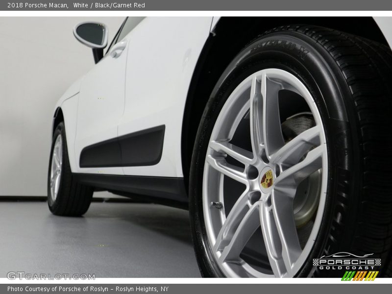 White / Black/Garnet Red 2018 Porsche Macan