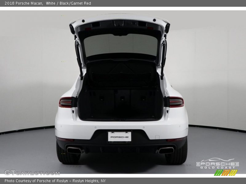 White / Black/Garnet Red 2018 Porsche Macan